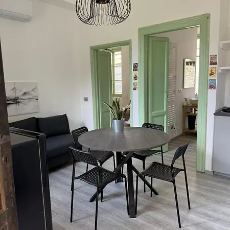 Luce Sul - Centro Storico - 3min Walking Apartament